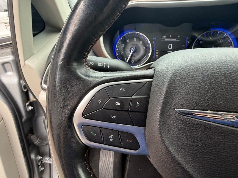 Chrysler Pacifica Vehicle Image 24