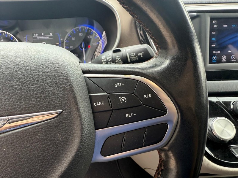 Chrysler Pacifica Vehicle Image 25