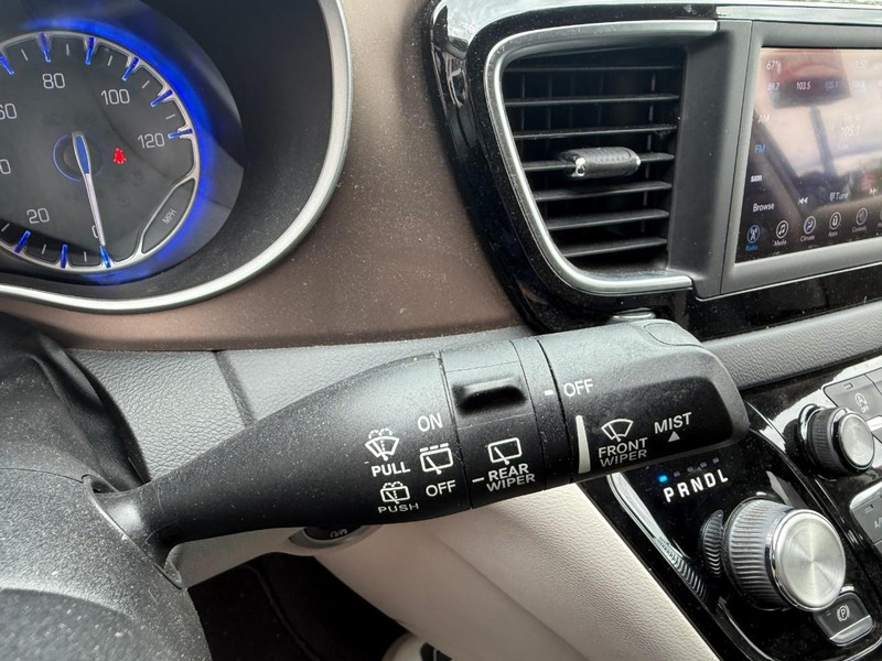 Chrysler Pacifica Vehicle Image 27