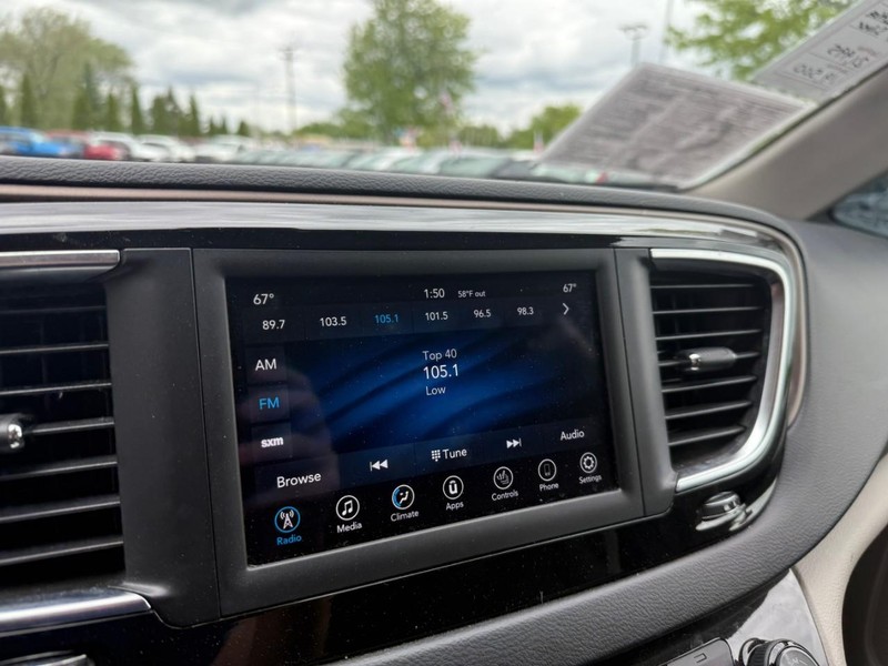 Chrysler Pacifica Vehicle Image 28