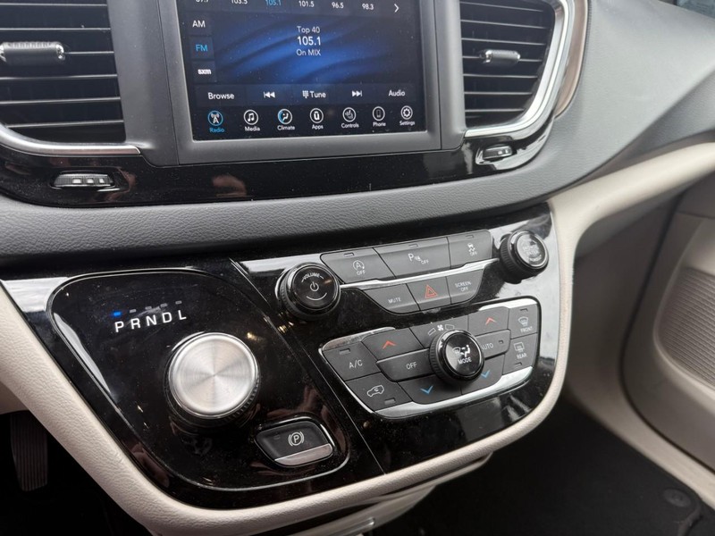 Chrysler Pacifica Vehicle Image 29