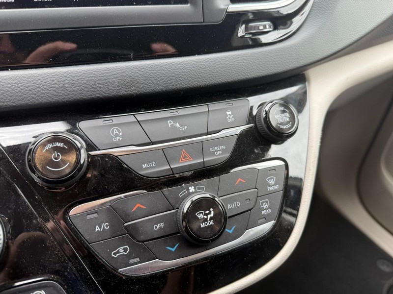 Chrysler Pacifica Vehicle Image 30