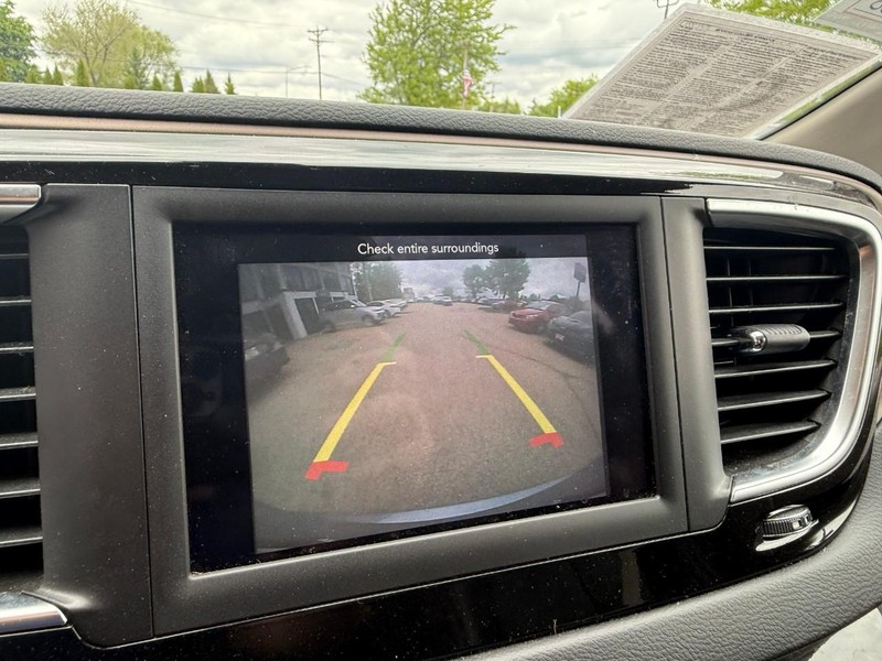 Chrysler Pacifica Vehicle Image 31