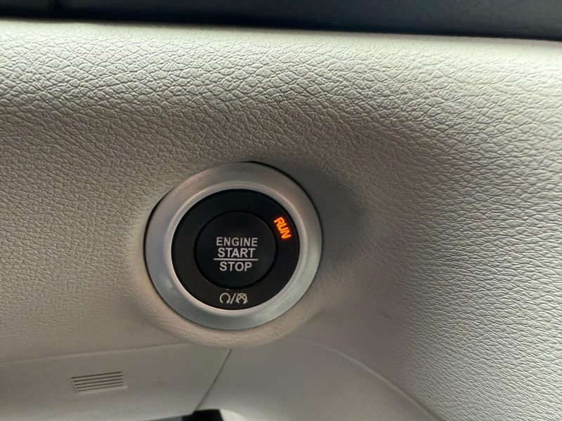 Chrysler Pacifica Vehicle Image 34