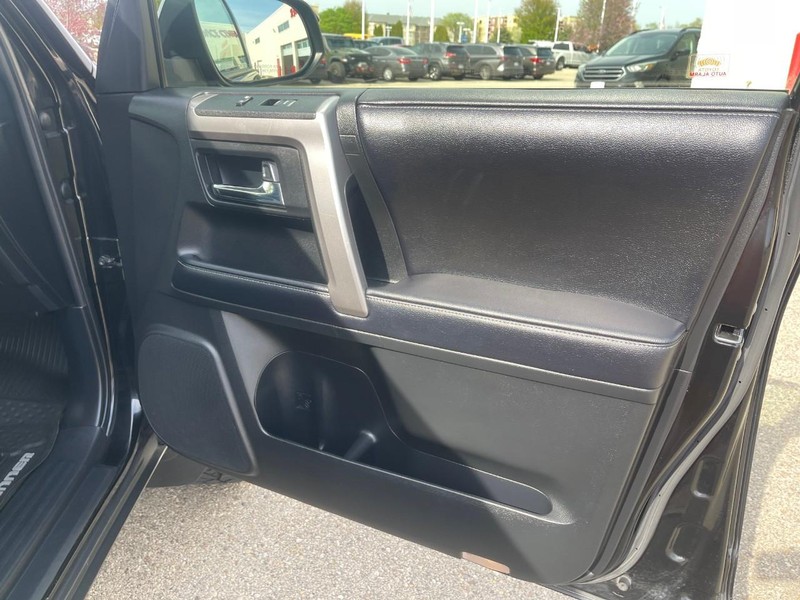 Toyota 4Runner Vehicle Image 09