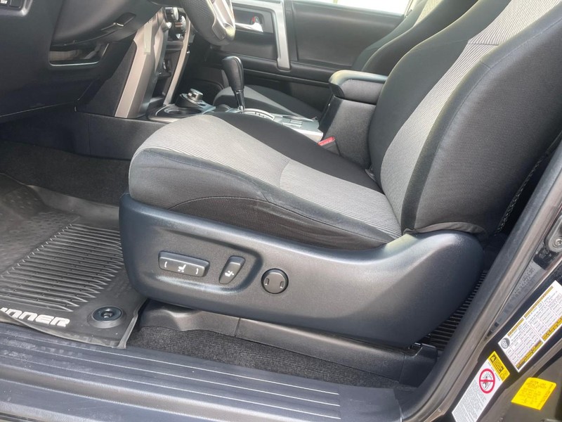 Toyota 4Runner Vehicle Image 18