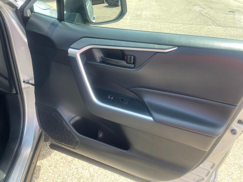 Toyota RAV4 Vehicle Image 09