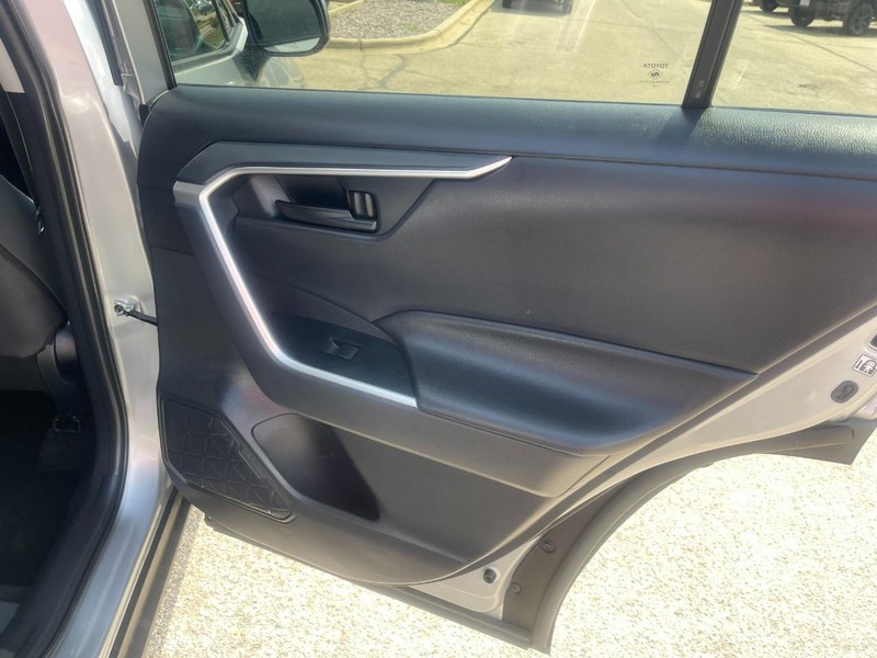 Toyota RAV4 Vehicle Image 12