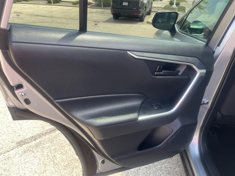 Toyota RAV4 Vehicle Image 15