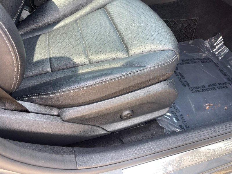 Mercedes-Benz C-Class Vehicle Image 10