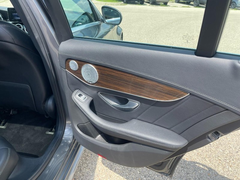 Mercedes-Benz C-Class Vehicle Image 15