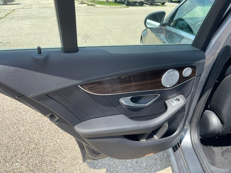 Mercedes-Benz C-Class Vehicle Image 18