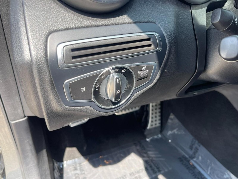 Mercedes-Benz C-Class Vehicle Image 23