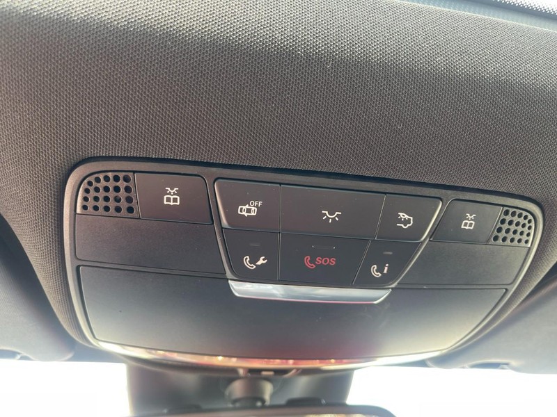 Mercedes-Benz C-Class Vehicle Image 32