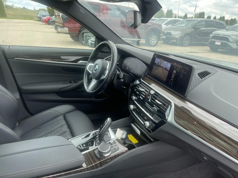 BMW 5 Series Vehicle Image 02