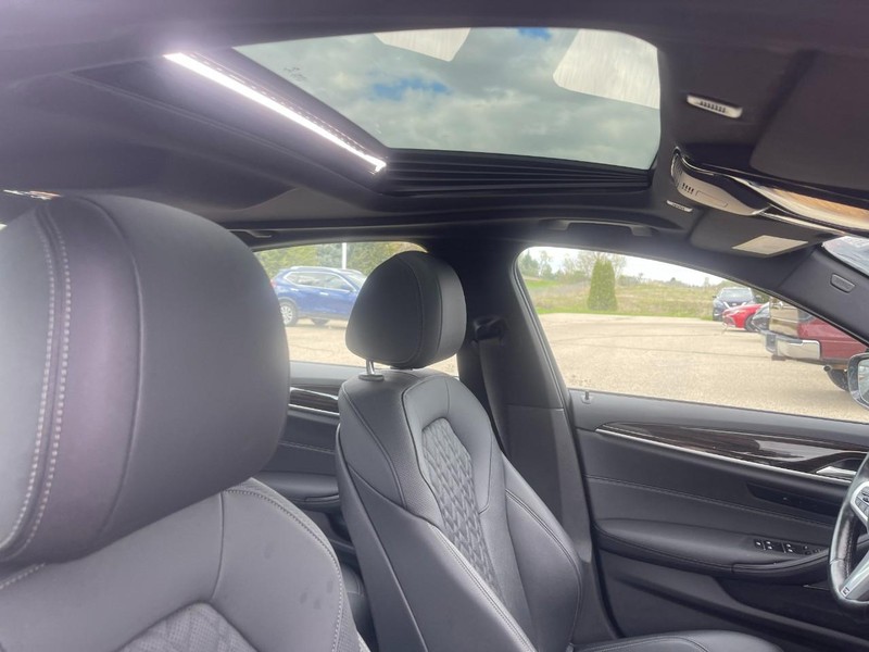 BMW 5 Series Vehicle Image 03