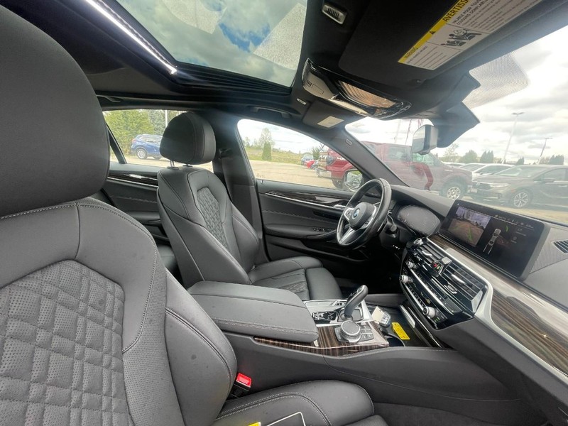 BMW 5 Series Vehicle Image 04
