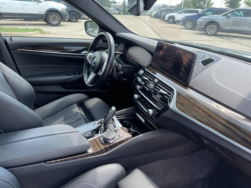 BMW 5 Series Vehicle Image 09