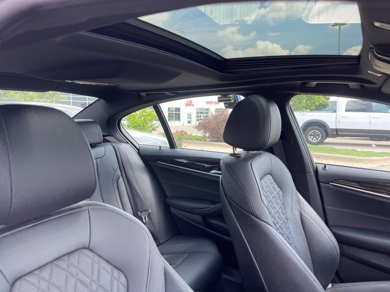 BMW 5 Series Vehicle Image 10