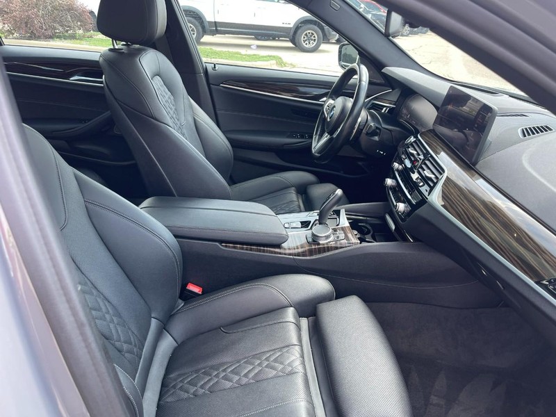 BMW 5 Series Vehicle Image 11
