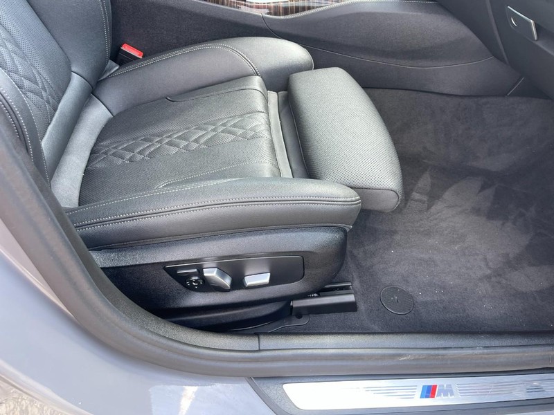 BMW 5 Series Vehicle Image 12