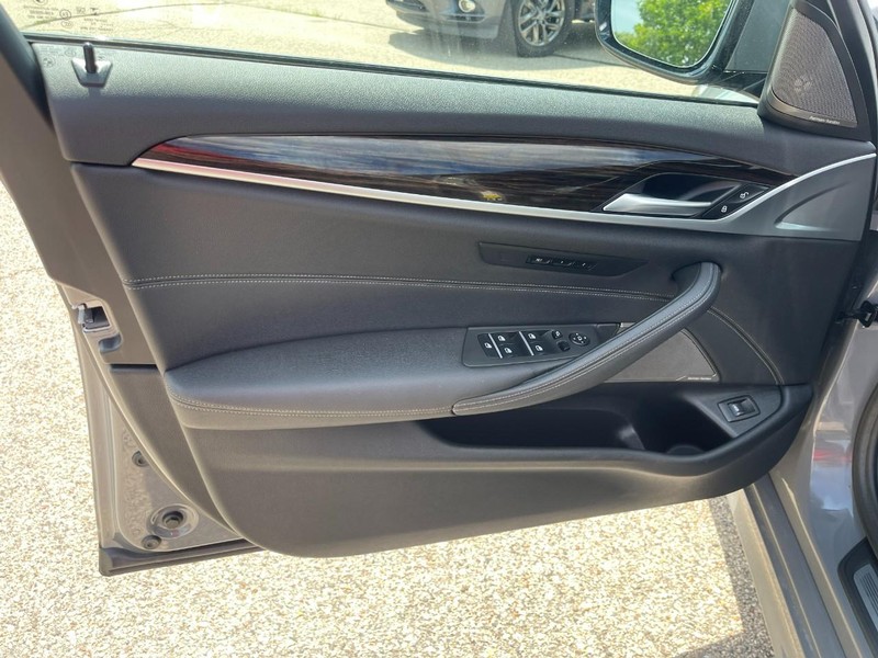 BMW 5 Series Vehicle Image 23