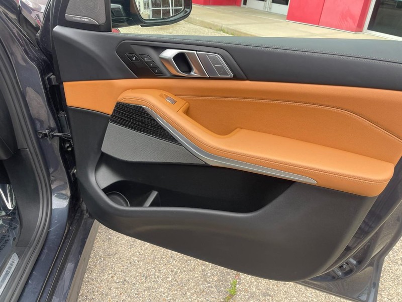 BMW X7 Vehicle Image 14