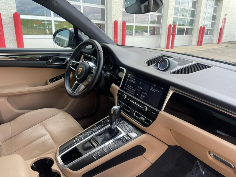 Porsche Macan Vehicle Image 10