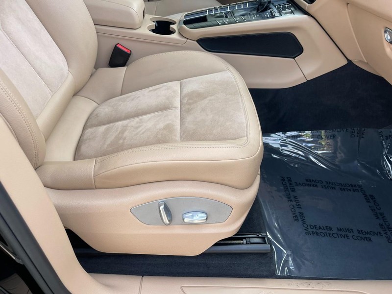 Porsche Macan Vehicle Image 13