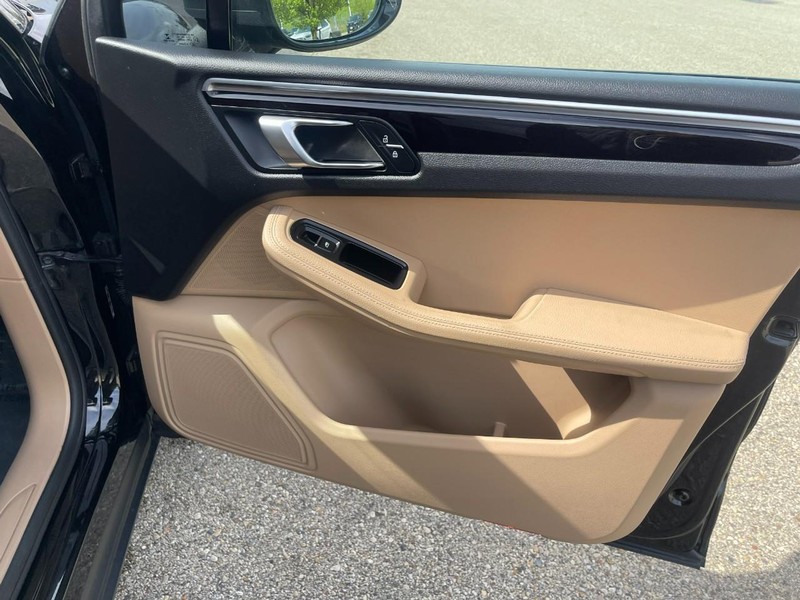 Porsche Macan Vehicle Image 15