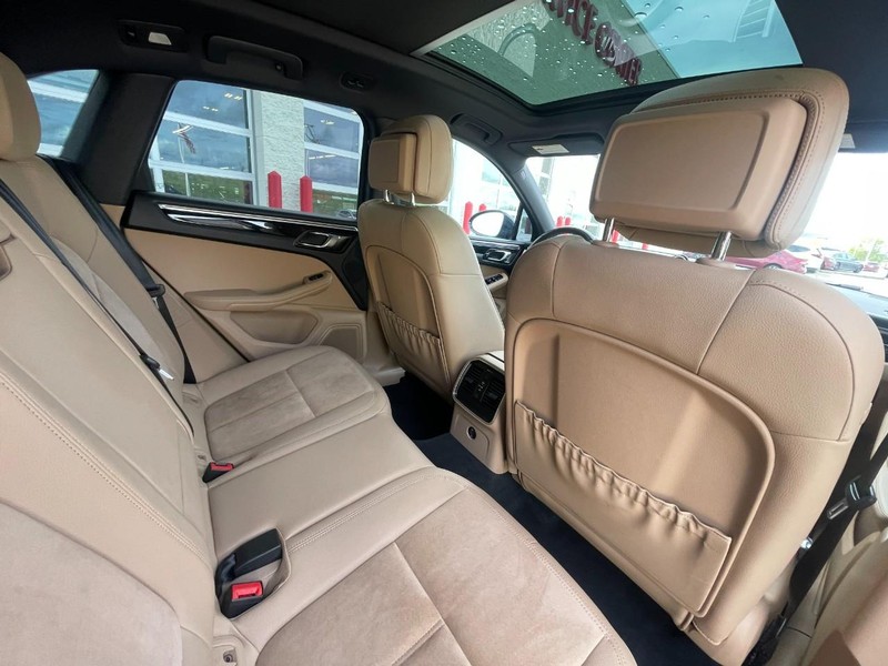 Porsche Macan Vehicle Image 17