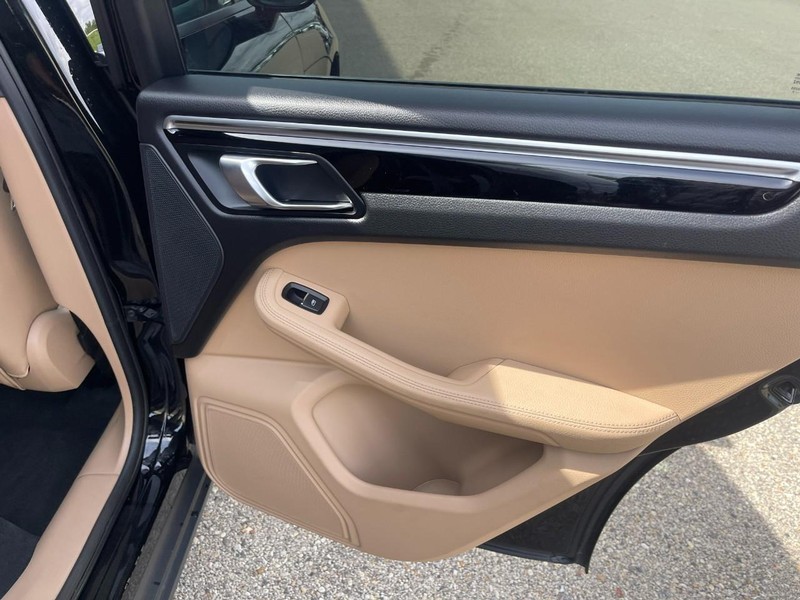 Porsche Macan Vehicle Image 18