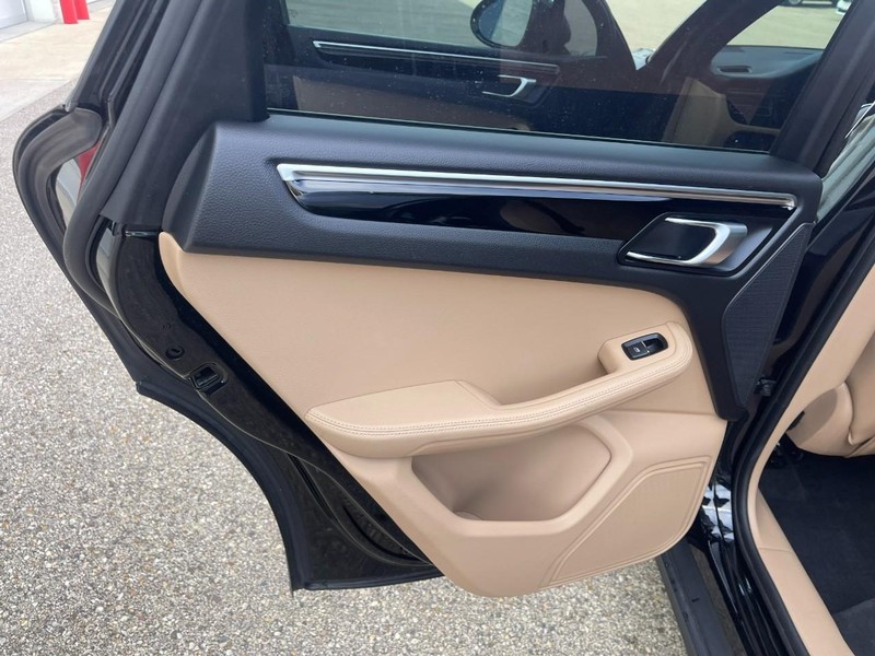 Porsche Macan Vehicle Image 22