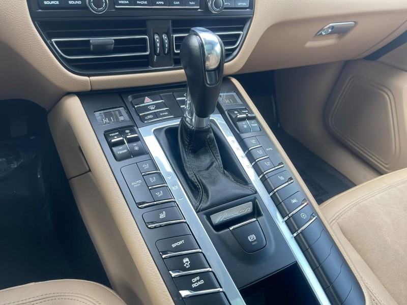 Porsche Macan Vehicle Image 33