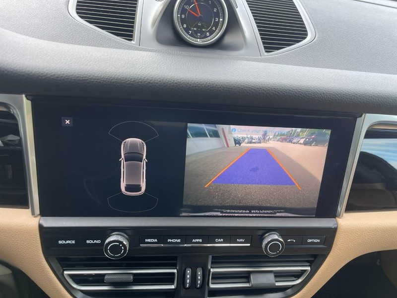 Porsche Macan Vehicle Image 36