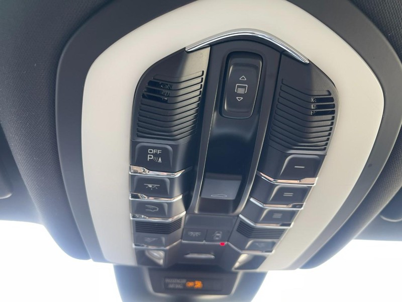 Porsche Macan Vehicle Image 38