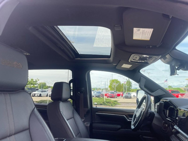 Chevrolet Silverado 2500HD Vehicle Image 12