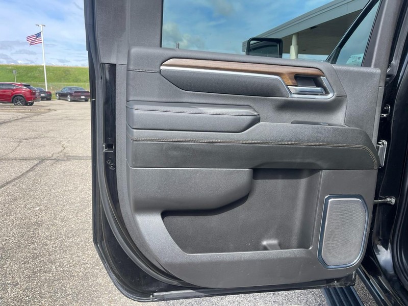 Chevrolet Silverado 2500HD Vehicle Image 21
