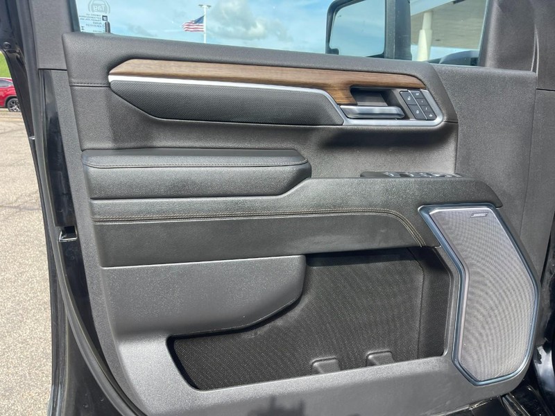 Chevrolet Silverado 2500HD Vehicle Image 24
