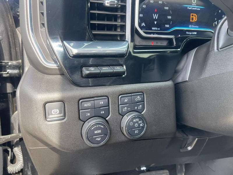 Chevrolet Silverado 2500HD Vehicle Image 27