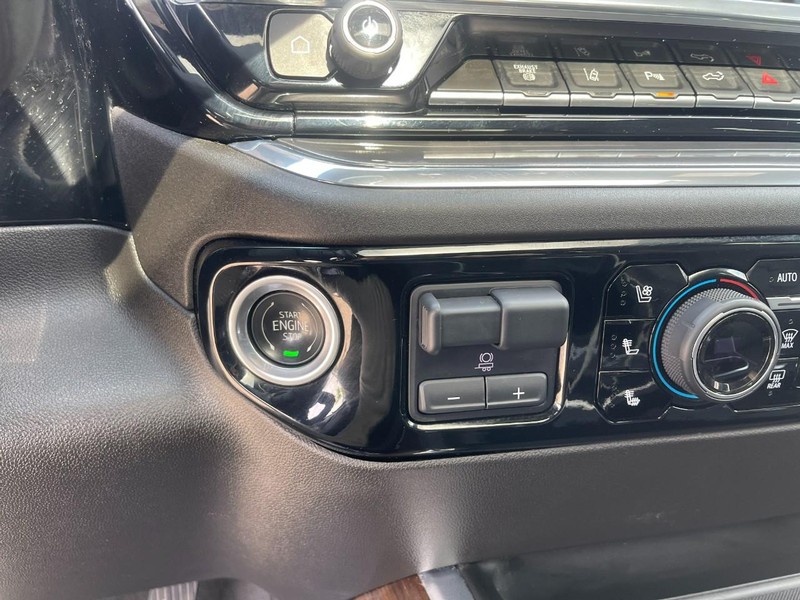 Chevrolet Silverado 2500HD Vehicle Image 35