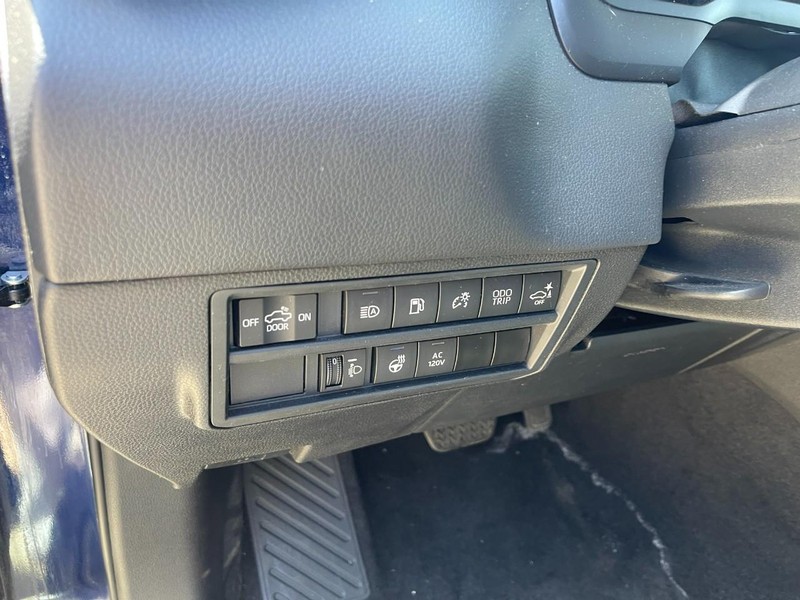 Toyota Tundra 4WD Hybrid Vehicle Image 11