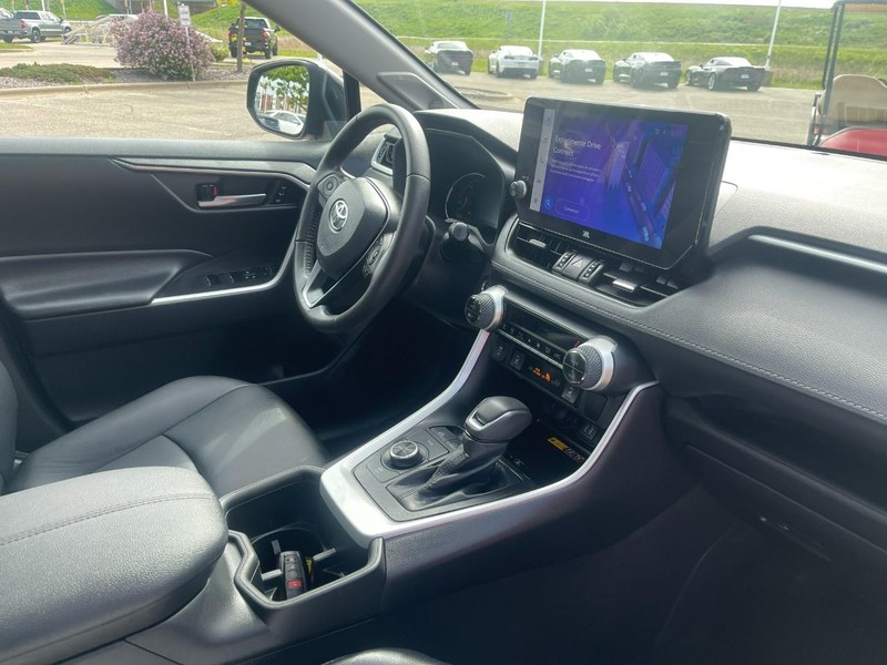Toyota RAV4 Hybrid Vehicle Image 06