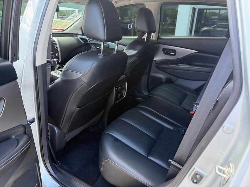 Nissan Murano Vehicle Image 12
