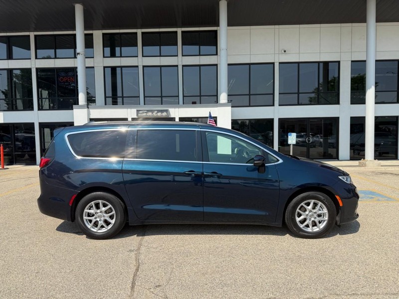 Chrysler Pacifica Vehicle Image 04