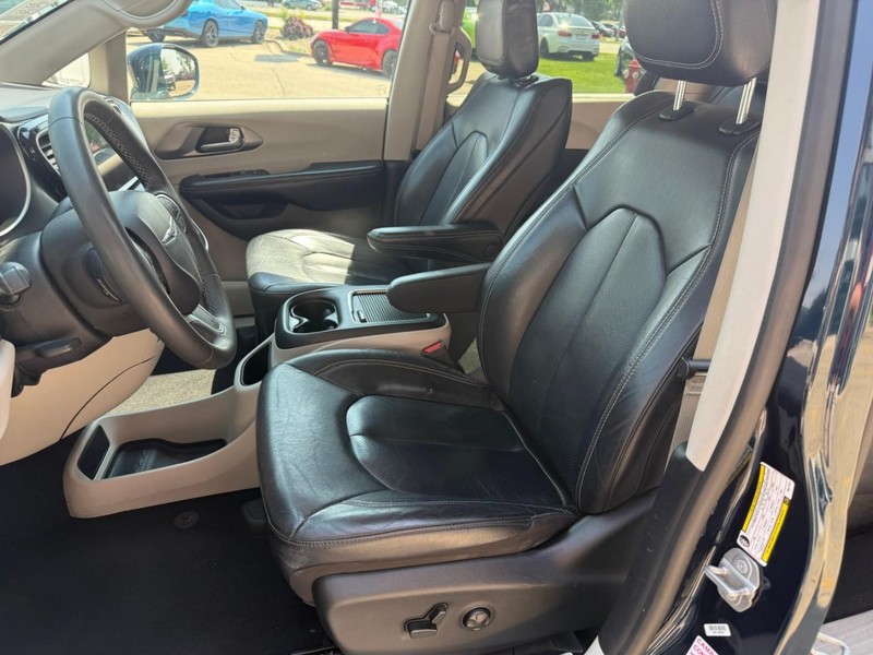 Chrysler Pacifica Vehicle Image 09