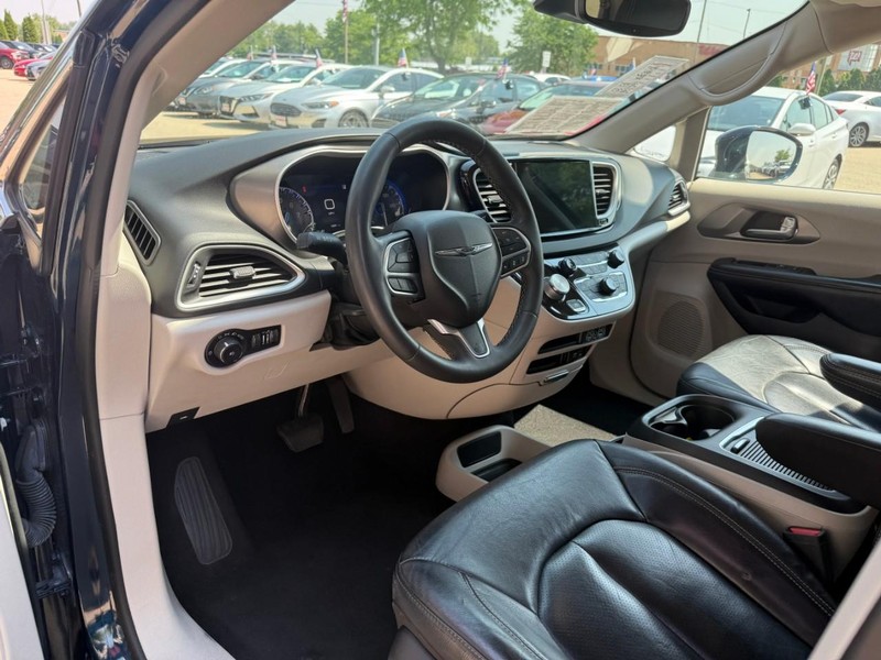 Chrysler Pacifica Vehicle Image 10