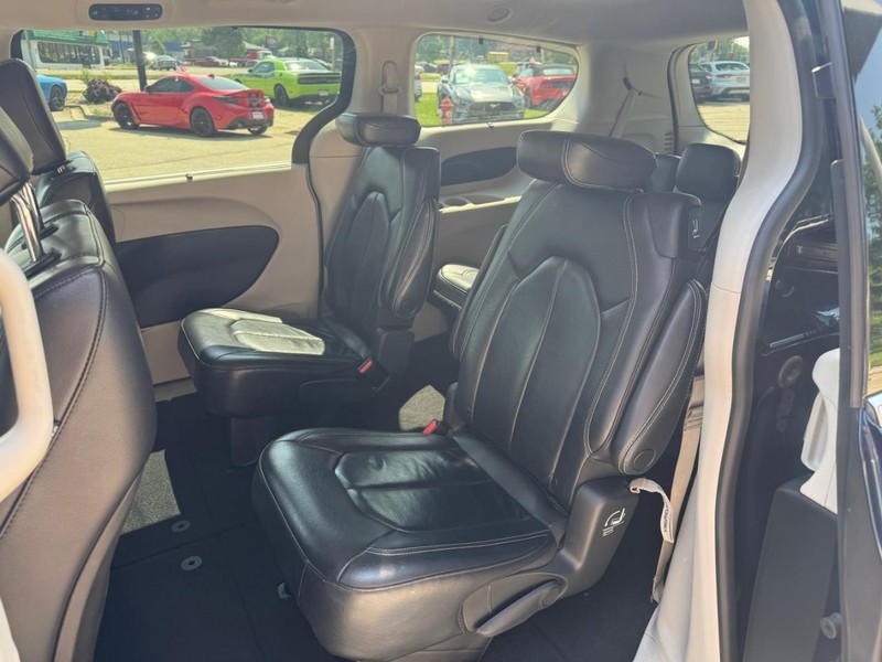 Chrysler Pacifica Vehicle Image 11