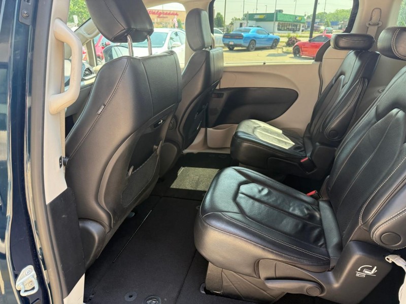 Chrysler Pacifica Vehicle Image 12