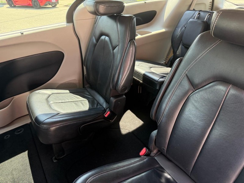 Chrysler Pacifica Vehicle Image 13